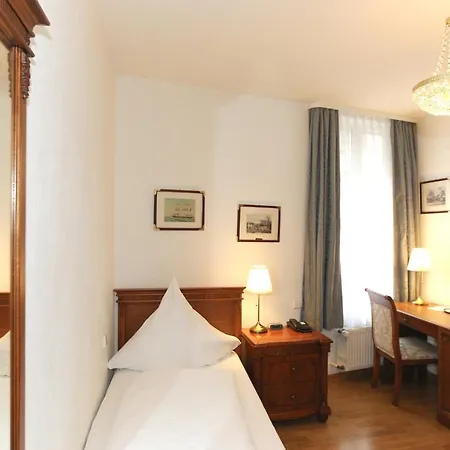 מלון Rathausgloeckel 4*